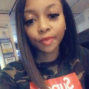 Meet your Posher, Tee